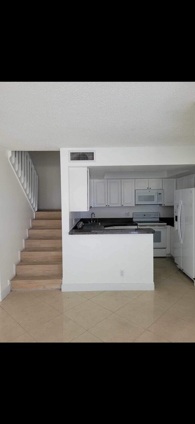 Building Photo - 3915 Village Dr