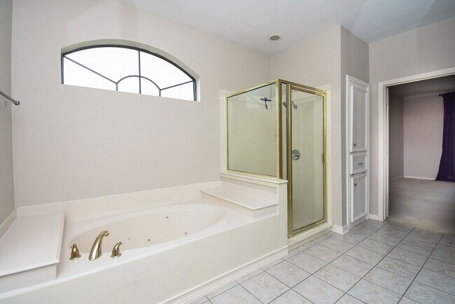 Building Photo - 127 Rush Haven Dr