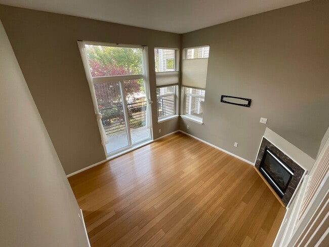 Building Photo - MAGNOLIA 3 BED, 1.5 BATH TOWNHOME FOR RENT...