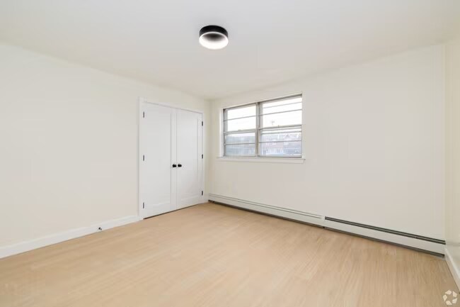 Building Photo - 921 Tyson Ave