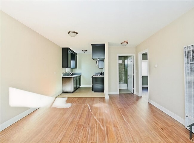 Building Photo - 622 W 59th Pl