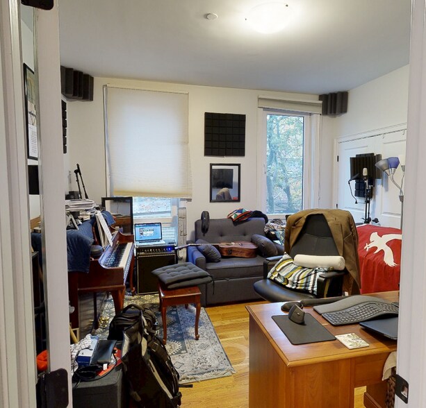 Building Photo - 164 Hampshire St