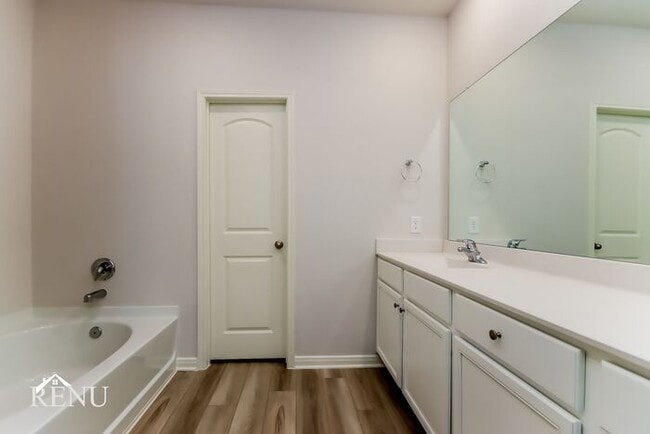 Building Photo - 10429 Sweetwater Creek Dr