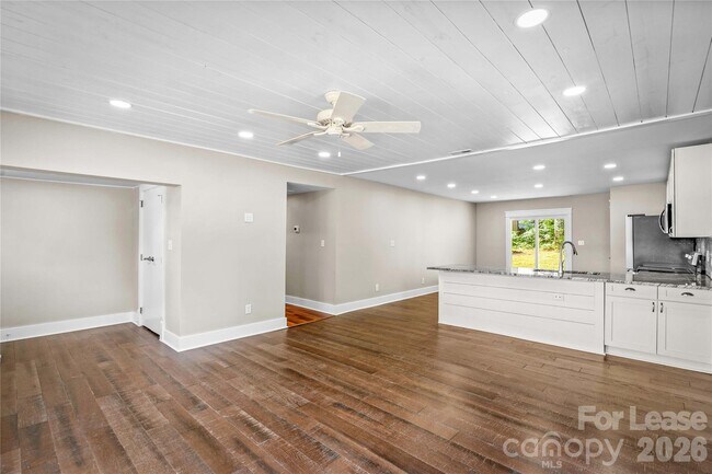Building Photo - 182 Commodore Loop