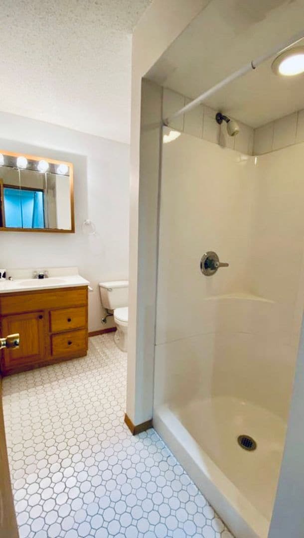 Building Photo - Spacious 2-Bedroom, 2.5 Bathroom, Tri-Leve...