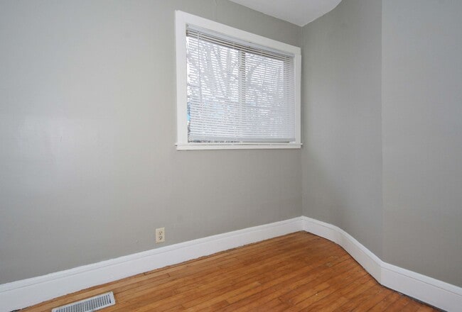 Building Photo - 1237 7th St E