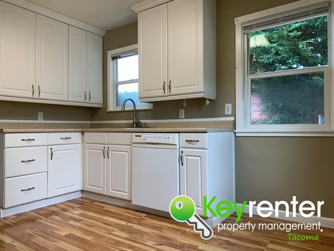 Building Photo - Centrally located Cozy Rambler in Tacoma!