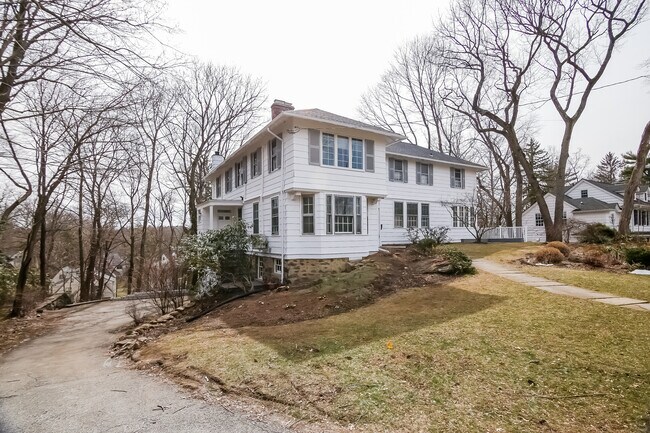 Building Photo - 50 Greenacres Ave