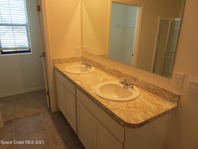 Building Photo - 3635 Peony Ct SE