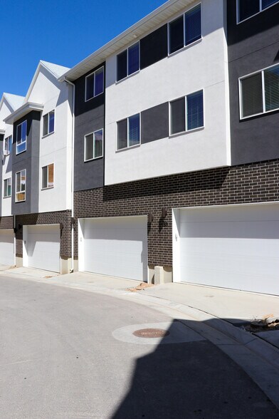 Building Photo - 182 S Bushnell Way