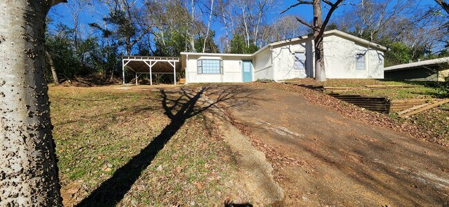 Building Photo - Completely Remodeled 3 Bed / 2 Bath Home 1,704 SF