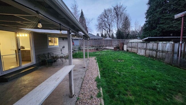 Building Photo - Remodeled 3 bedroom Ranch Style Milwaukie Home With SS Appliances, Fenced Backyard, Garage, & Ext...