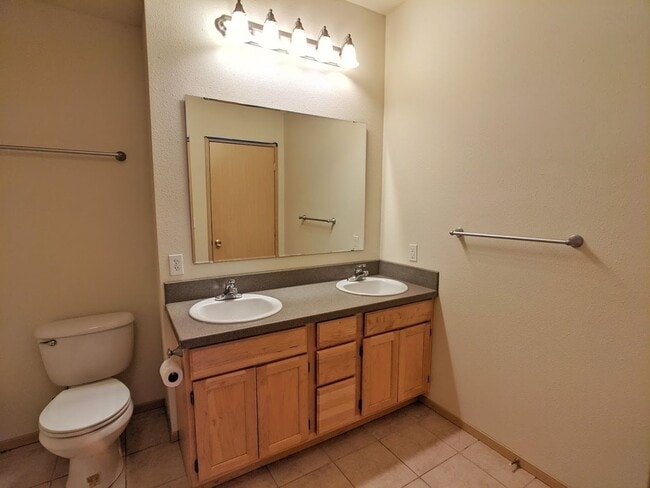 Building Photo - Townhouse, 2BD/1.5BA Condo, Radiant Heat Floors Incl Garage