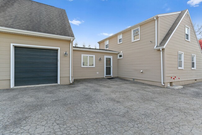 Building Photo - 13 Riverside Ln