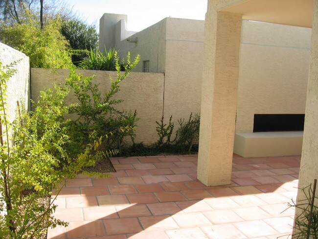 Building Photo - 4823 N 35th Pl