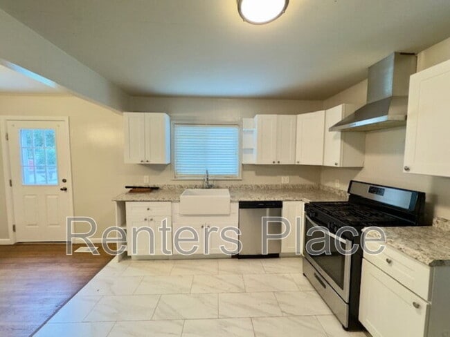 Building Photo - 208 E 45th Pl