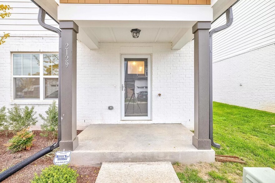 Building Photo - 2129 Bayport Ave