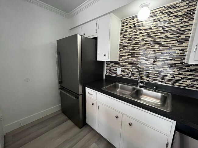 Building Photo - Adorable 2 bedroom, 1 bath!! Washer and Dr...