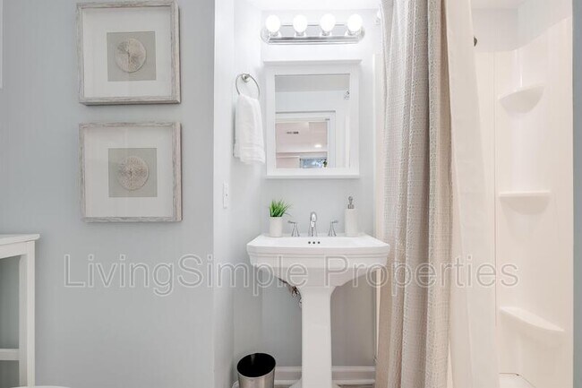 Building Photo - 703 Mapleton Rd