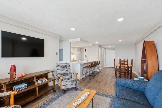 Building Photo - Fully Furnished Oceanfront 2 bed/2 bath