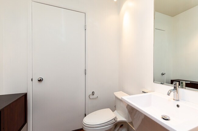 Building Photo - 700 Front St