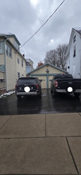 Building Photo - 161 Thayer St