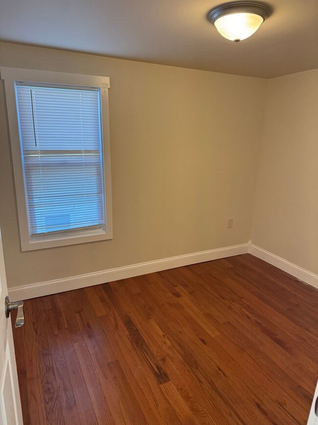 Building Photo - 4 bedroom, 1.5 bath, half double house