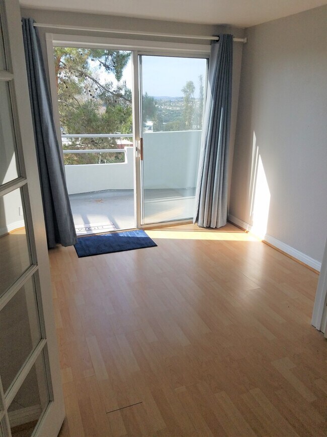 Building Photo - Gorgeous 2 bed 2 bath nestled in heart of Mission Viejo