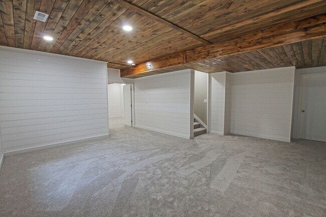 Building Photo - 6 bed 4 bath 3 car garage Crystal Valley Ranch house