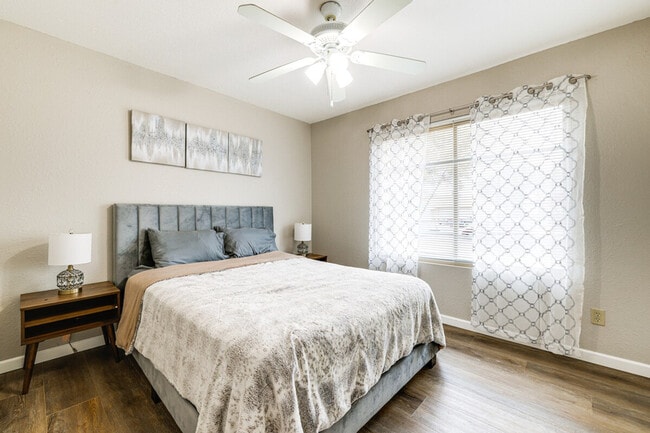 Building Photo - 903 W Harvard Dr