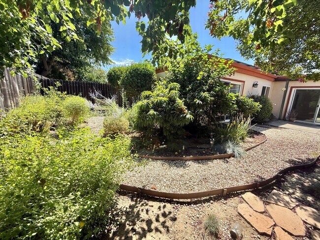 Building Photo - Furnished!! - One story gem in North Davis