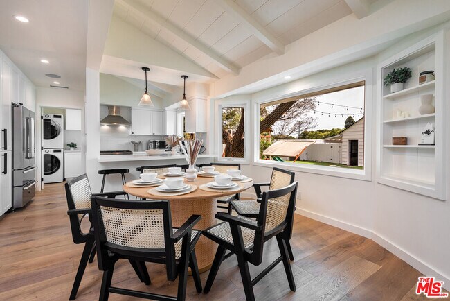 Building Photo - 527 S Bentley Ave