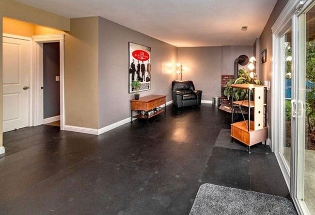 Building Photo - 5602 Green Hills Ave NE