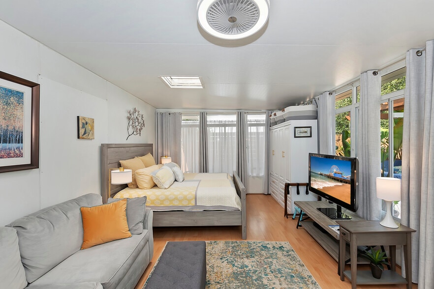 Studio type Patio Guestroom - 300 Entrada Dr