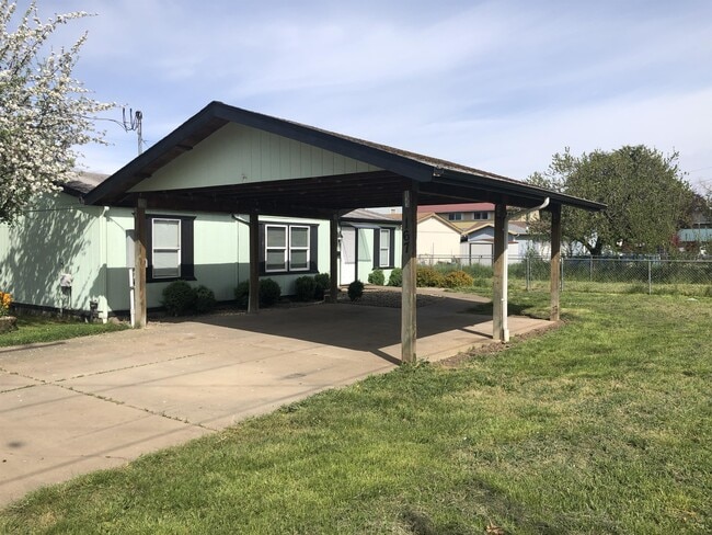 Primary Photo - 167 W Rose St