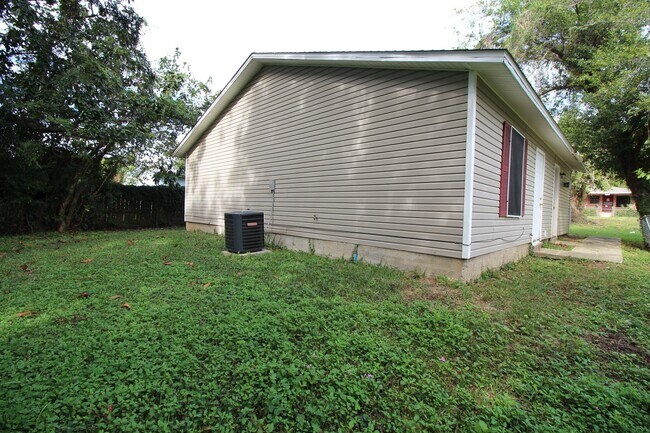 Building Photo - Remodeled 3BR/1BA Home – Fresh Paint, Upda...