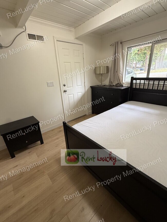 Building Photo - Super-Cute & Remodeled 1-Bedroom MIL Apartment in Great Kirkland Neighborhood FOR RENT!!