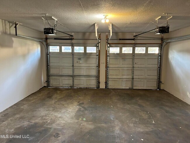 Building Photo - 842 Farmington Dr N
