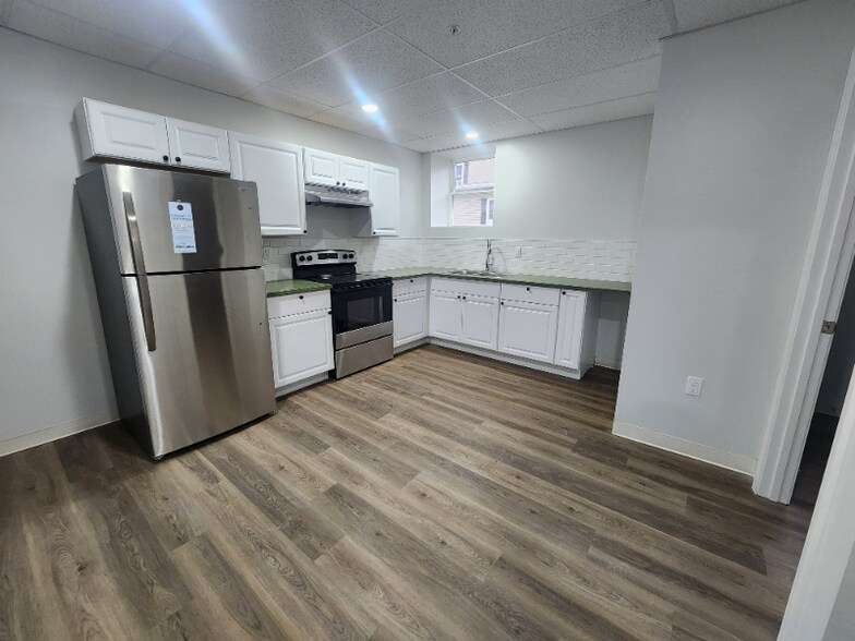 Primary Photo - 151 S Main St