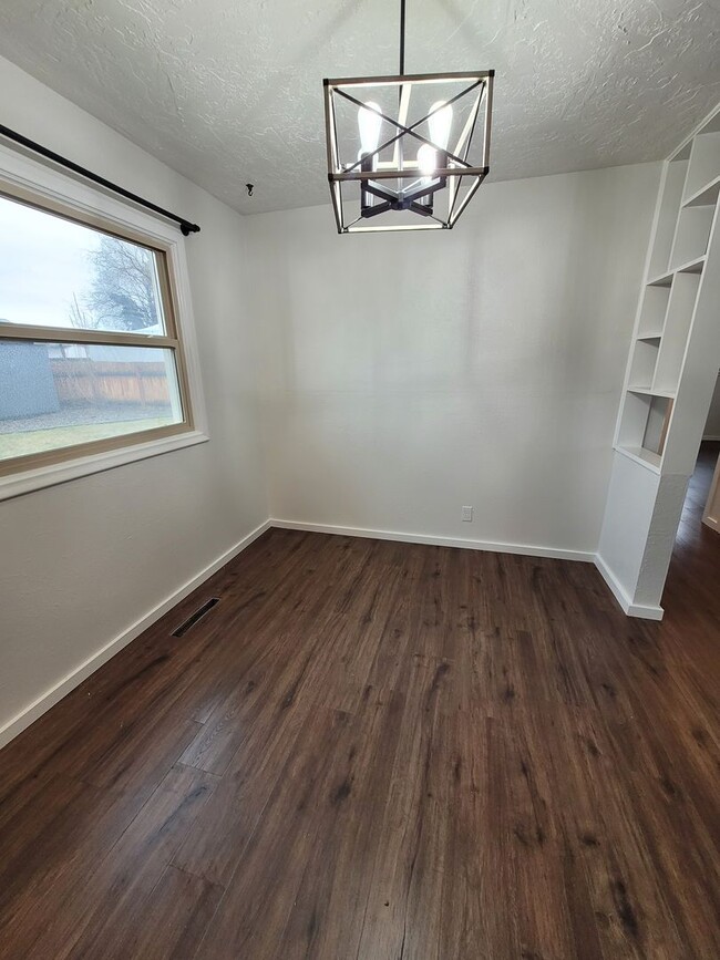 Building Photo - Fully Remodeled 2-Bedroom, 1.5-Bathroom Re...