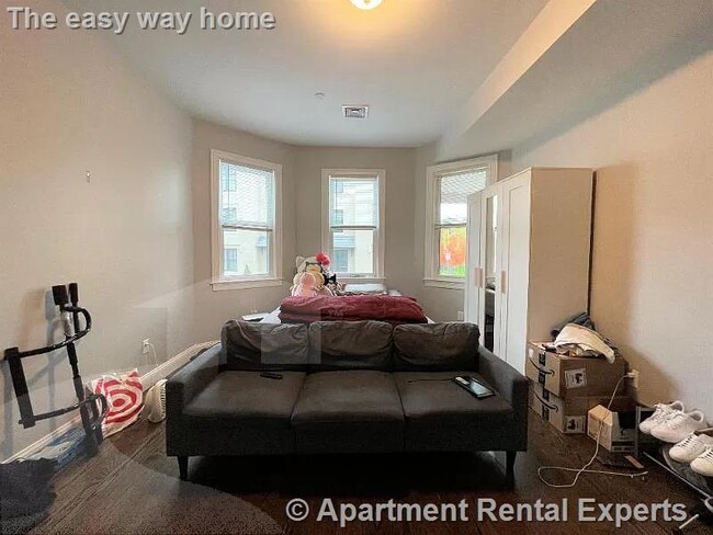 Building Photo - Allston 4 Bedroom, 3 Baths - Central Air -...