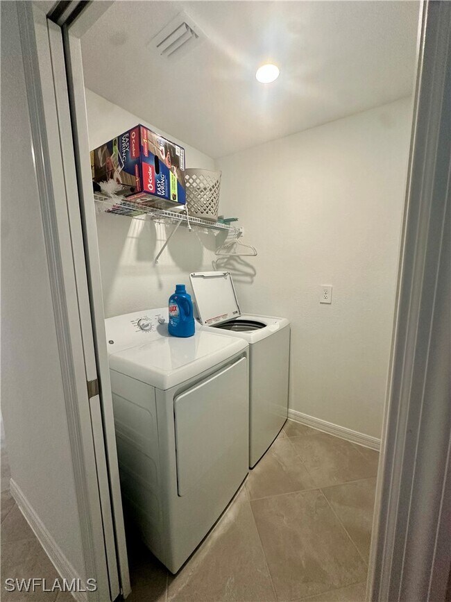 Building Photo - 15265 Grn Acrs Ave