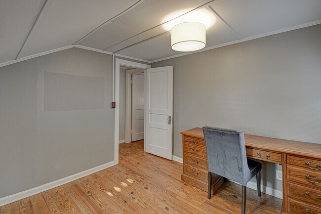 Building Photo - Washington Park 3BR 2Bth Home - available now for both short or long term lease