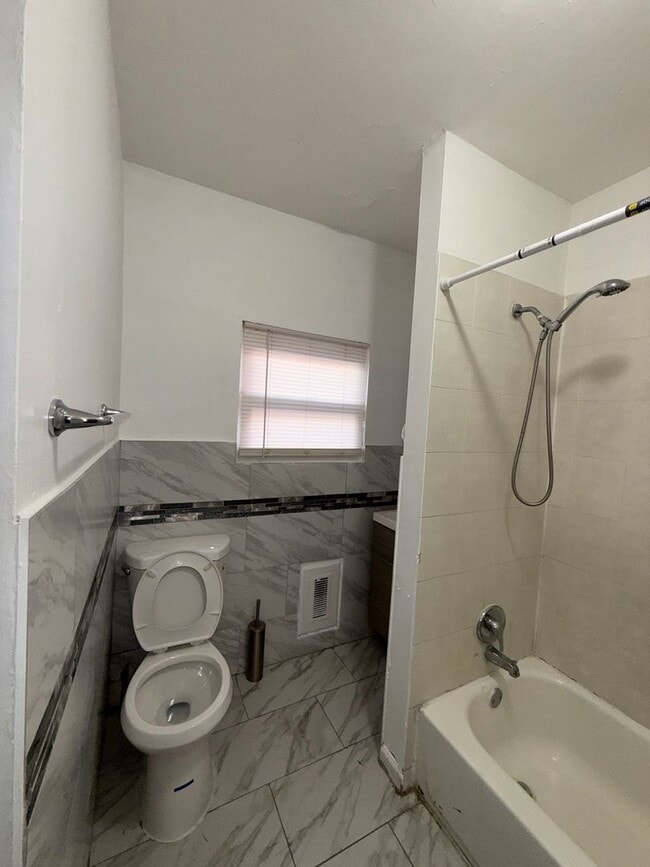 Building Photo - Amazing 3 beds 1bath FULLY ELECTRIC HOUSE