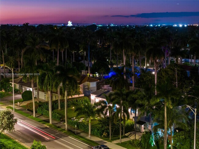 Building Photo - 1141 Hollywood Blvd