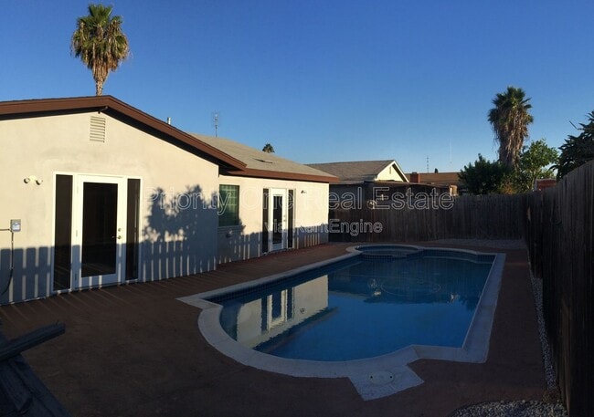 Building Photo - 10360 Londonderry Ave