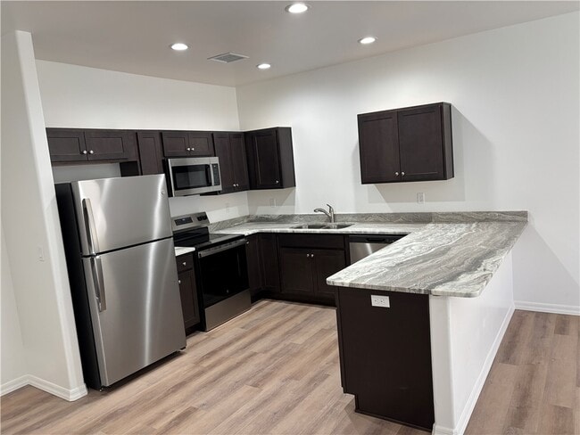 Building Photo - 2553 Sycamore Ave