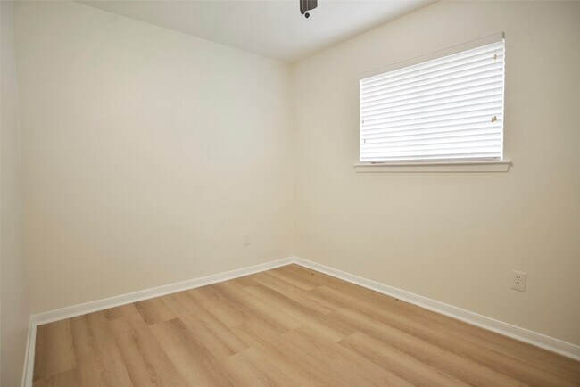 Building Photo - 536 Castlelake Dr