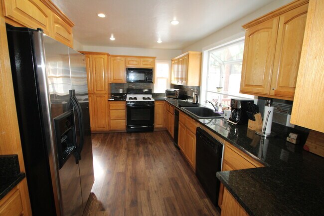 Building Photo - 41416 Eastwood Rd