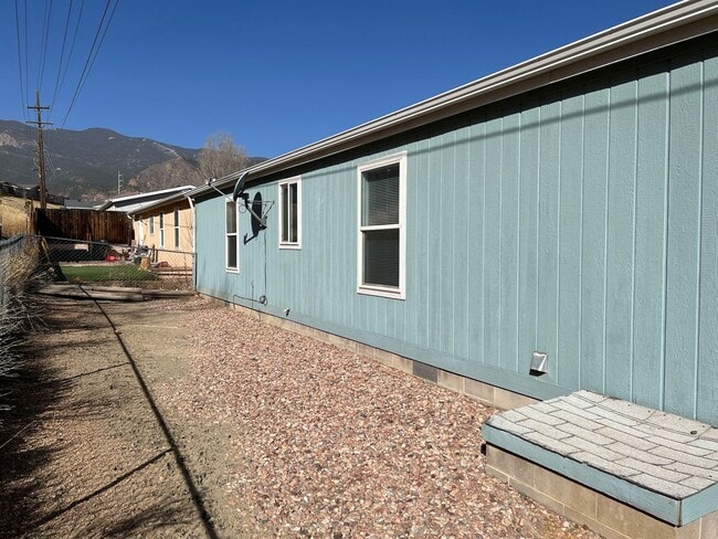 Building Photo - 3 Bedroom Westside Home